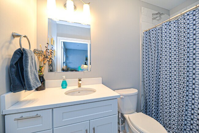 Building Photo - Gorgeous 2 bedroom very spacious condo at ...