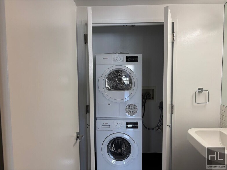 Building Photo - East 39th Street