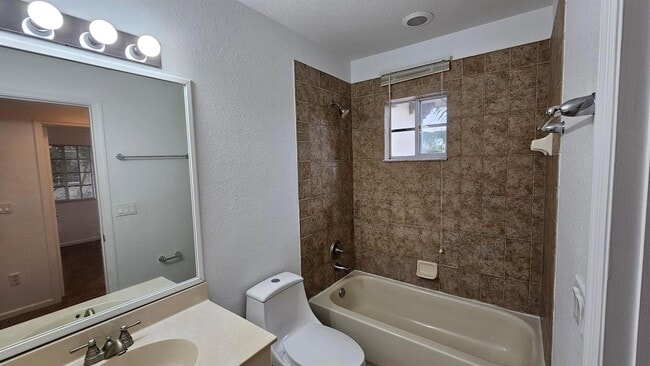 Building Photo - 2022 Island Dr