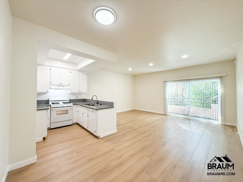 Primary Photo - 11459 Collins St