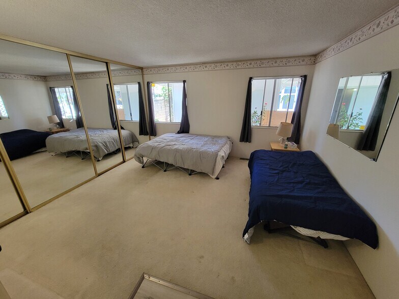 Master bedroom - 18 Tahquitz Ct