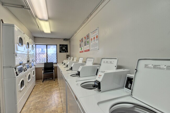 Building Photo - 1460 Fairlane Dr