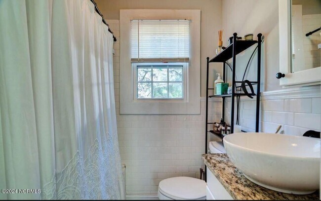 Building Photo - 323 Pine Grove Dr