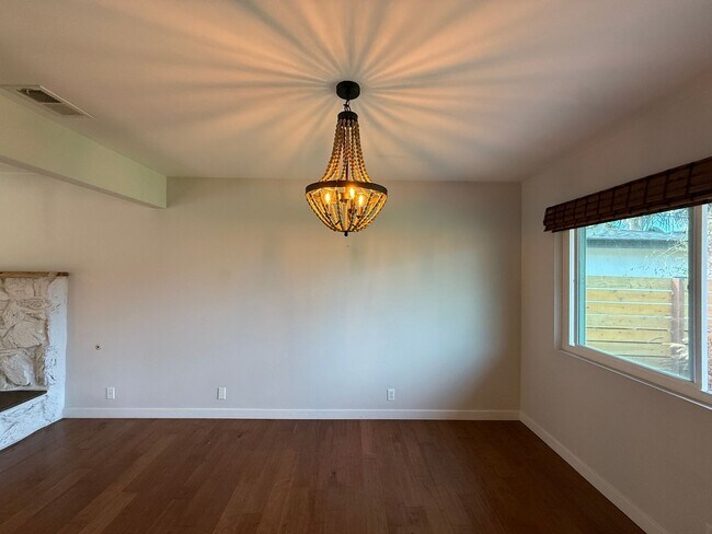 Building Photo - 1115 Balour Dr
