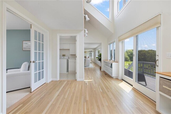 Building Photo - 295B Carpenter Dr