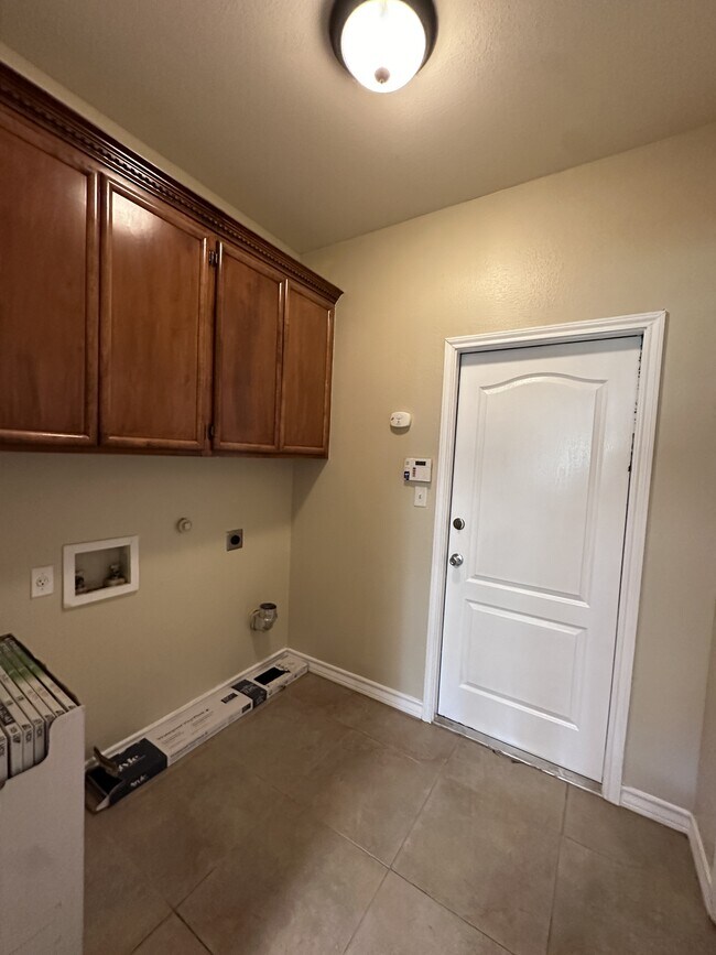 Building Photo - 5813 Aava Dr