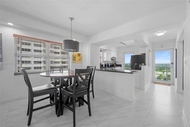 Building Photo - 1620 N Ocean Blvd