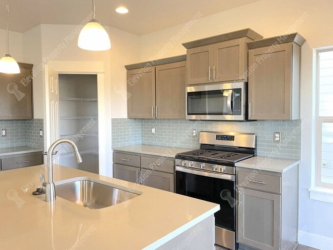 Building Photo - 4BR SE Bend home in great neighborhood wit...
