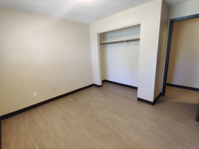 Building Photo - Central Kennewick Duplex for Rent