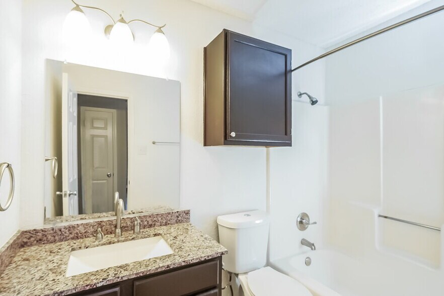 Building Photo - 812 Ironsides Ln