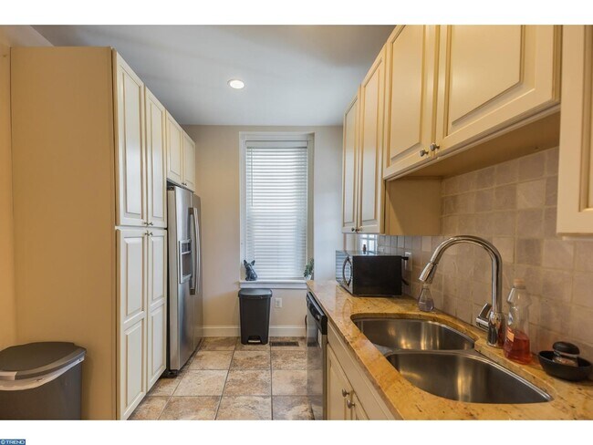 Building Photo - 385 Conarroe St