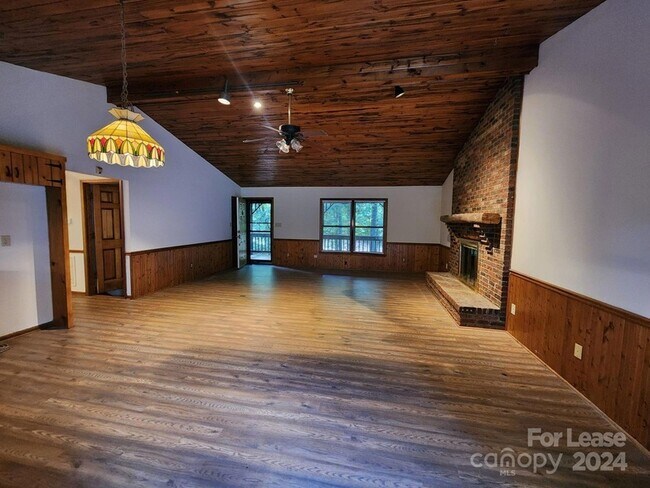 Building Photo - 9000 Oakridge Dr