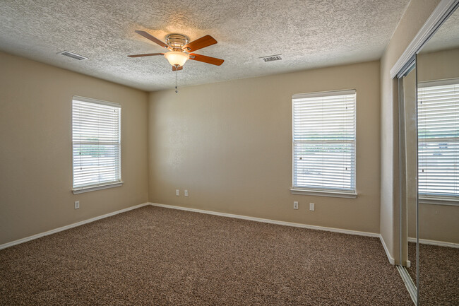 Building Photo - 6451 Shiprock Ct NE