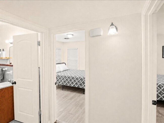 Building Photo - 6208 Walnut Hills Dr