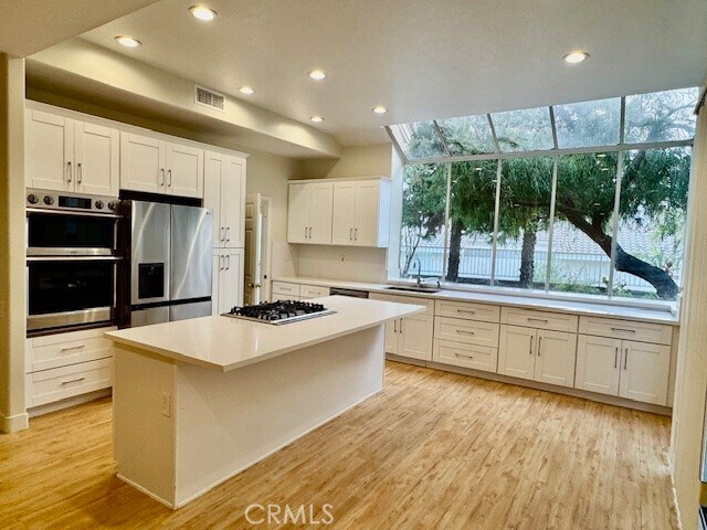 Building Photo - 26562 White Oaks Dr