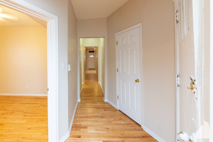 Building Photo - 7505 N Greenview Ave