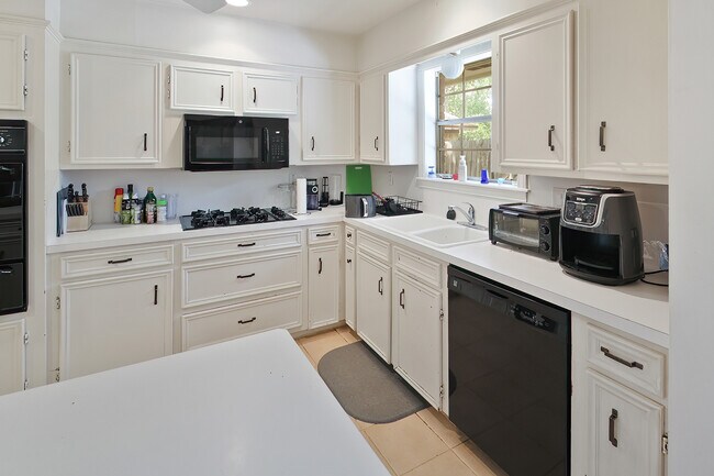 Building Photo - 1406 Angelina Cir