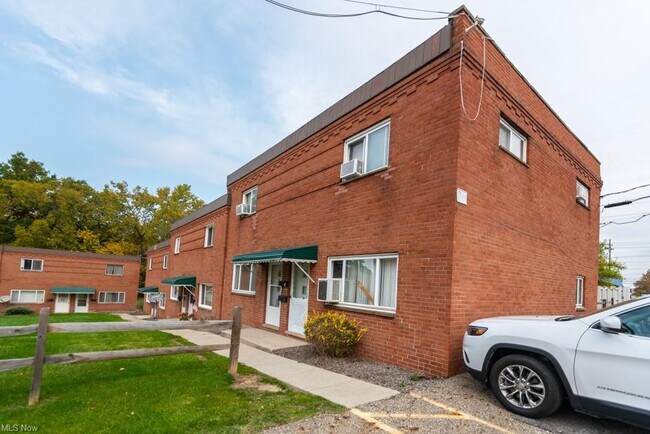 Building Photo - 211 Dalepark Dr