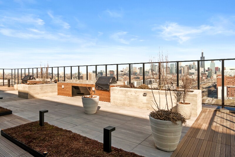 Building Photo - 527 S Damen Ave