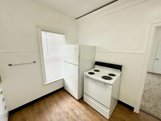 Building Photo - 610 S Pine St