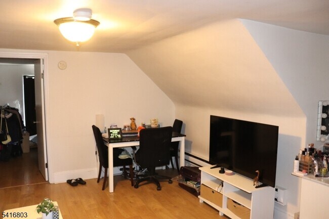 Building Photo - 327 Valley St