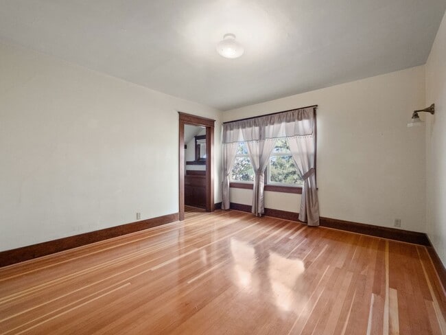 Building Photo - Beautiful craftsman style farmhouse outsid...