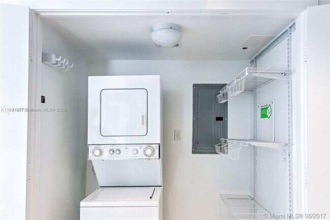 Building Photo - 1060 Brickell Ave