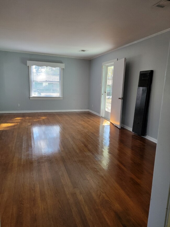 Building Photo - 937 W 6th St