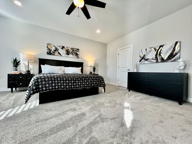 Building Photo - Luxury Home Incredible master suite Liberty Twp OH