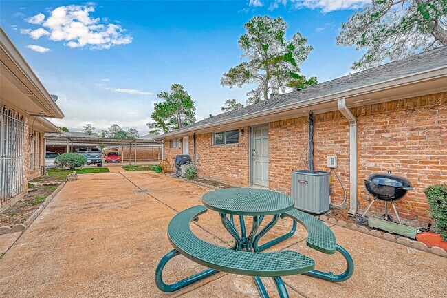 Building Photo - 1110 W Tri Oaks Ln