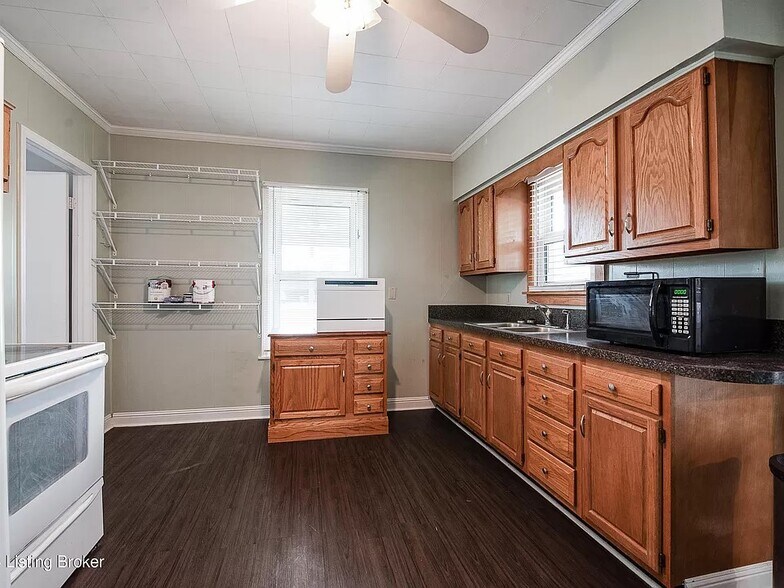 Kitchen - 502 Washburn Ave