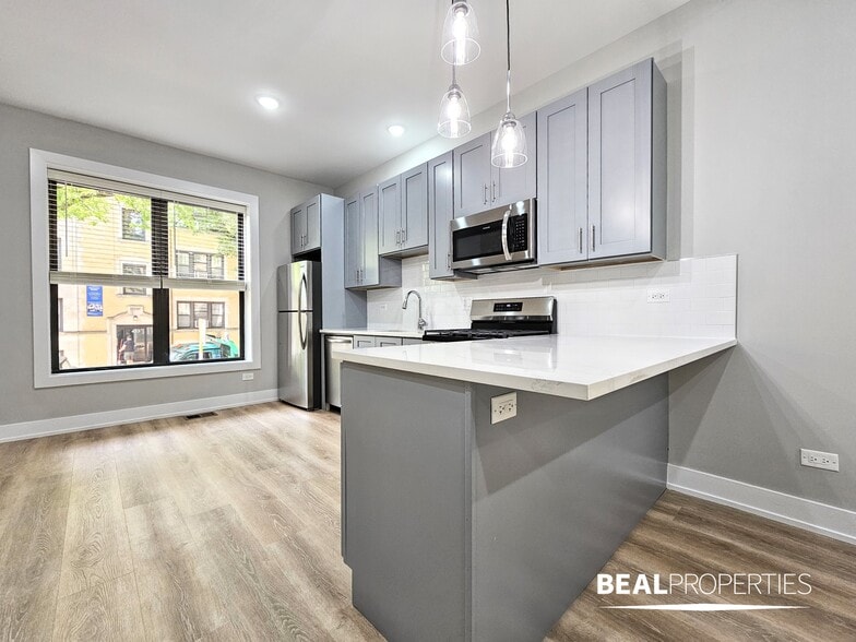 Building Photo - 428 W Belden Ave