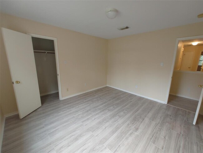 Building Photo - 28907 Fox Run Boulevard