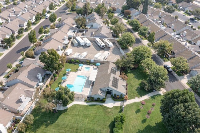 Building Photo - 3 bedroom in desirable Regency Park!