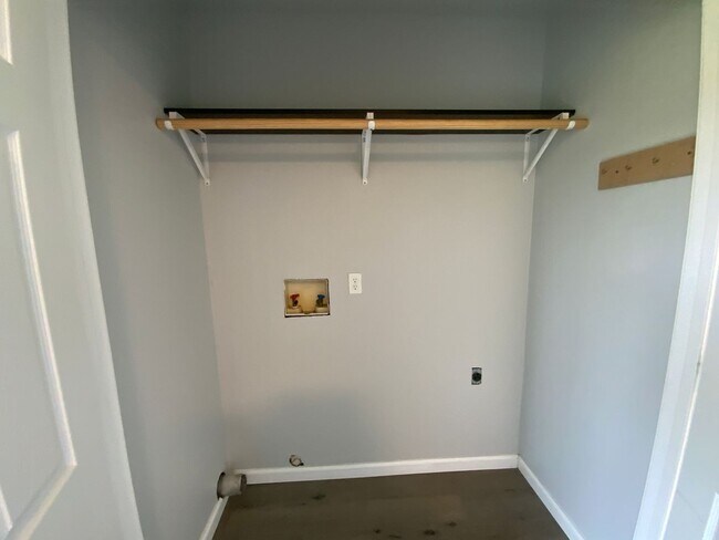 Building Photo - 4623-4623 W Bainbridge Dr