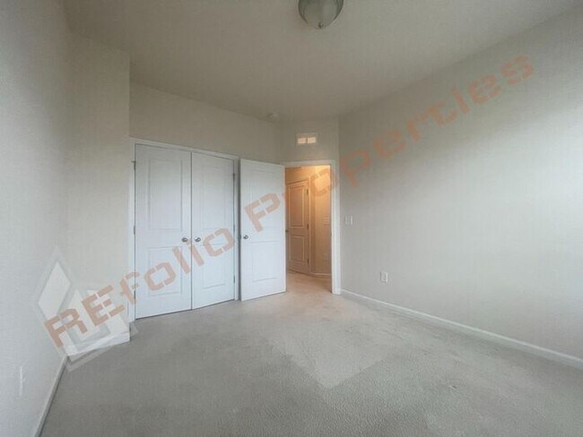 Building Photo - Luxury 3 Story 4 BD/3.5 Bath Townhome @ Sm...