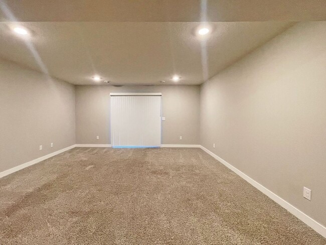 Building Photo - Gorgeous Like-New Home in Copper Hills, Never Rented, Fenced Yard, Huge Family Room, 3-Car Garage...