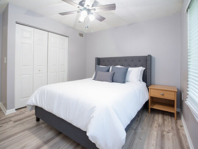 Building Photo - Beautiful 2 spacious bedrooms and 2 full bathrooms, including a primary suite with a walk-in clos...