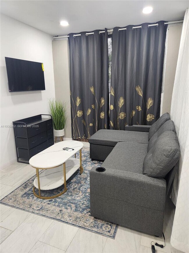 Building Photo - 1385 NE 133rd St