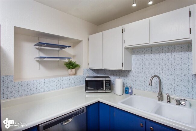 Building Photo - 76th Ave Duplex