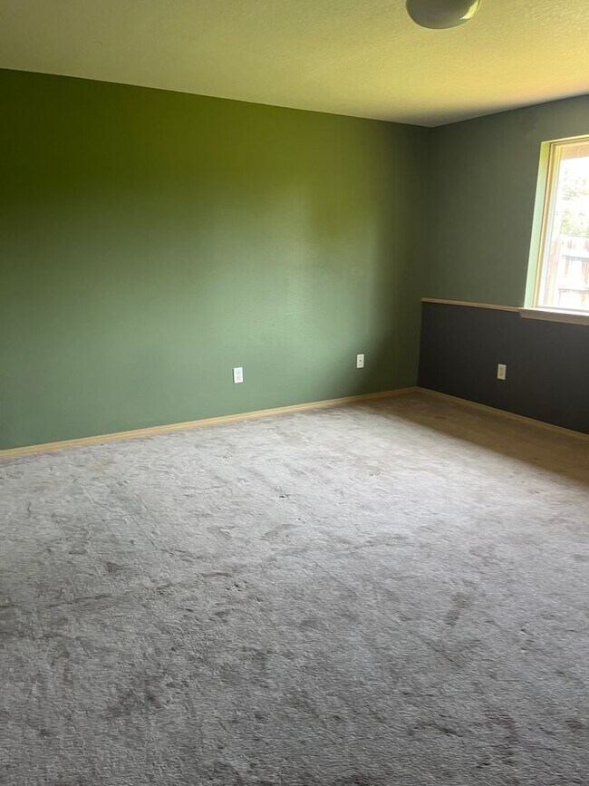 Building Photo - Large 3 bed/2 bath single family home