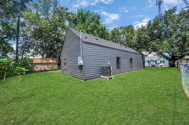 Building Photo - 605 E Murrill St