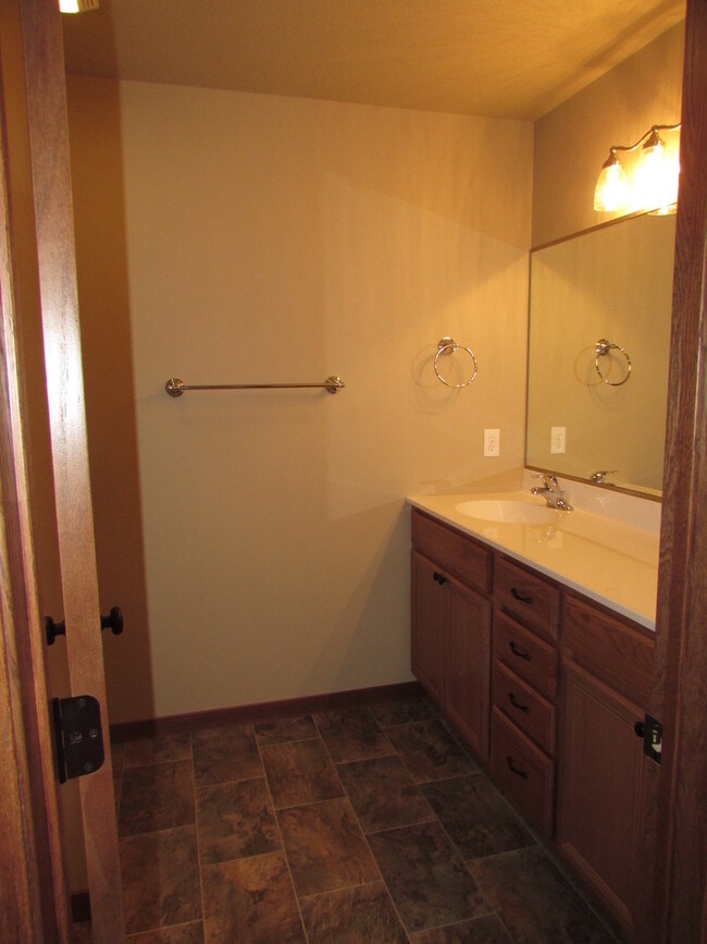 Building Photo - 3 BEDROOM | 2 BATH | GARAGE | NEWER TOWNHO...
