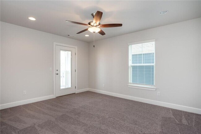 Building Photo - 3 bedroom 2.5 bath new home centrally located