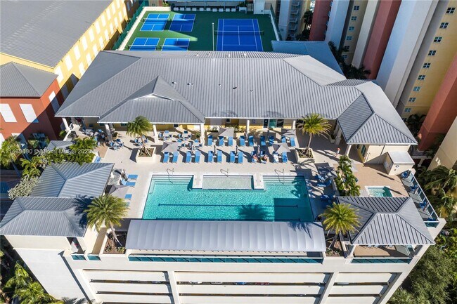 Building Photo - 2650 Lake Shore Dr