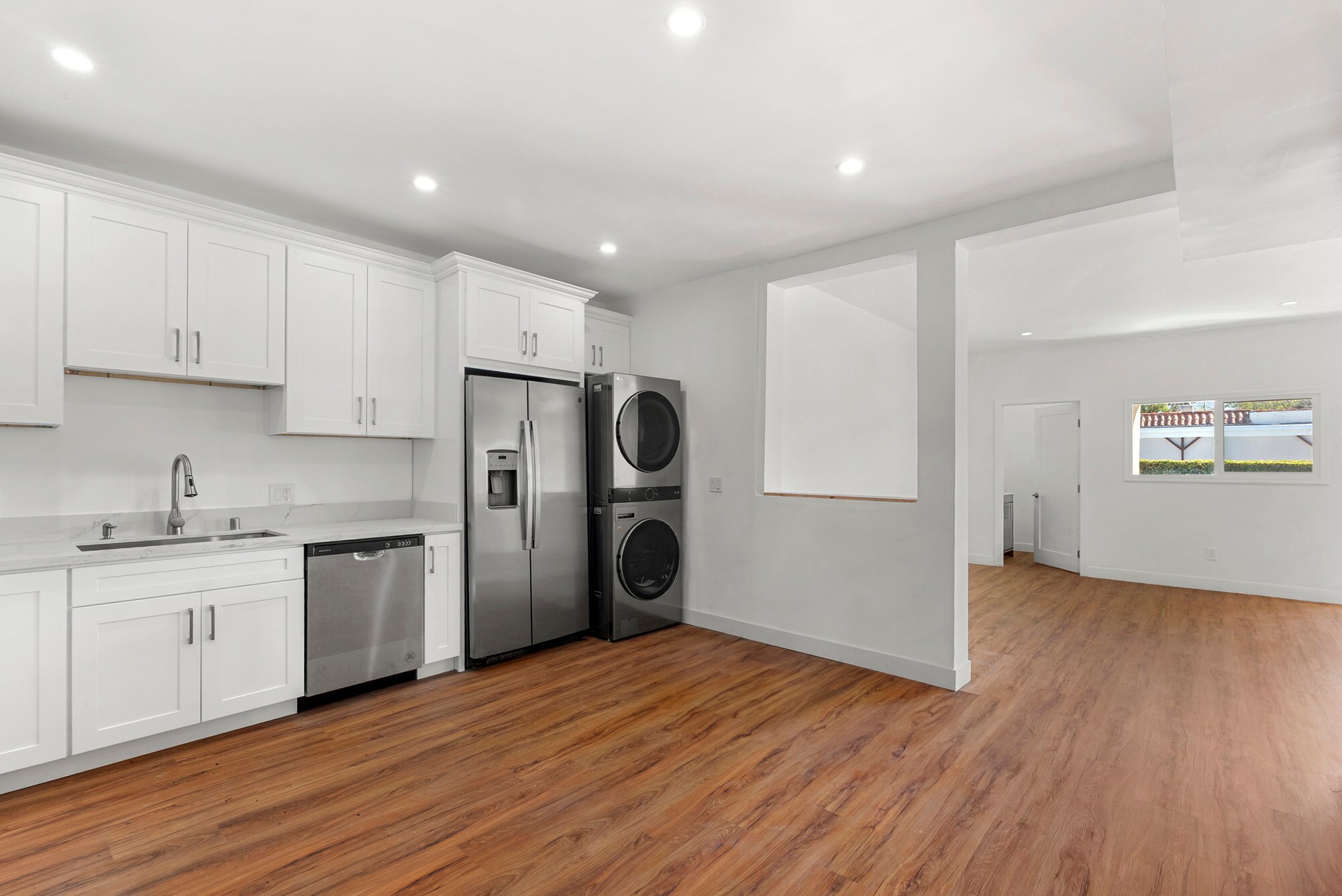 Building Photo - 1301 N Poinsettia Pl