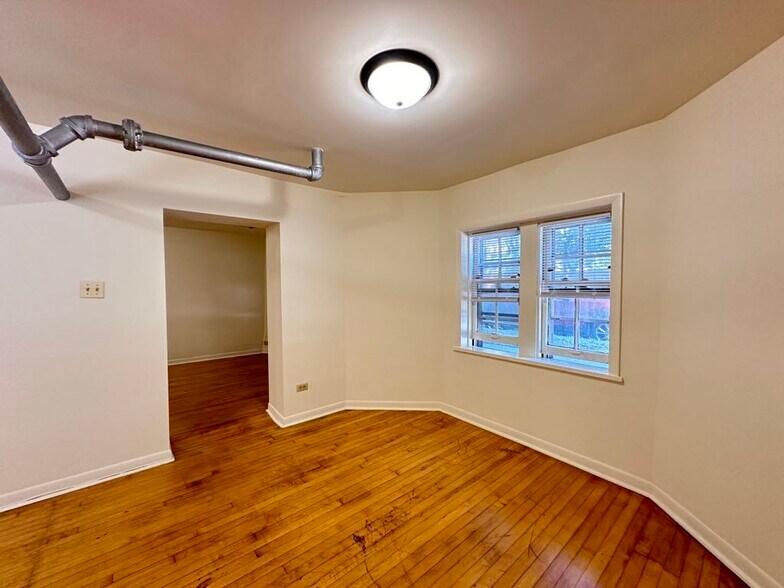 Building Photo - 2629 W Ainslie St