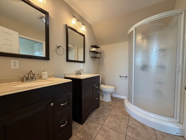 Building Photo - 3 Bedroom 3.5 Bathroom Home Located in Greeneville, TN