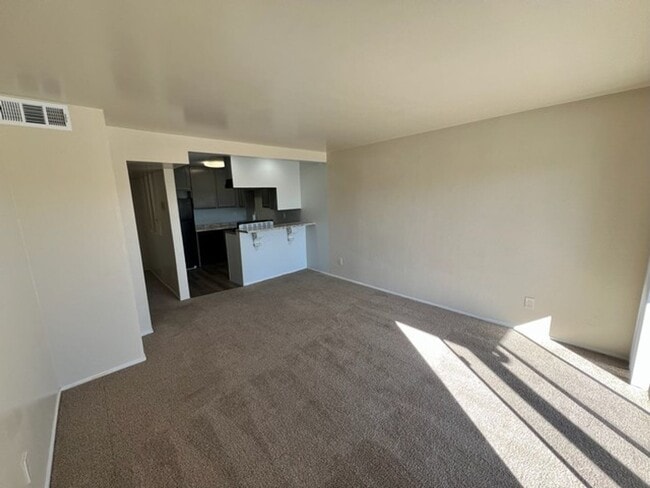 Building Photo - Conveniently located Refreshed Two Bedroom Condo