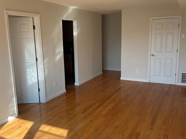 Building Photo - 219 College Dr